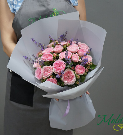 Buchet de trandafiri pal roz de tip bujor cu levantica foto 394x433
